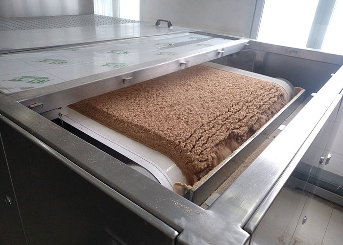 红麦麸连续式微波烘干设备中粮集团投产使用
